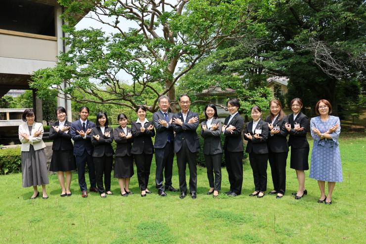 JICA海外協力隊2025年度1次隊壮行会で集合写真を撮る知事の写真