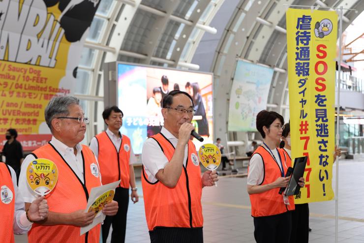 街頭啓発で聴衆に向けて話す知事の様子