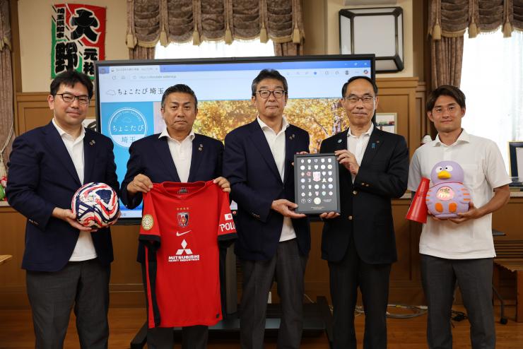 表敬訪問で訪問者と記念写真を撮る知事の写真