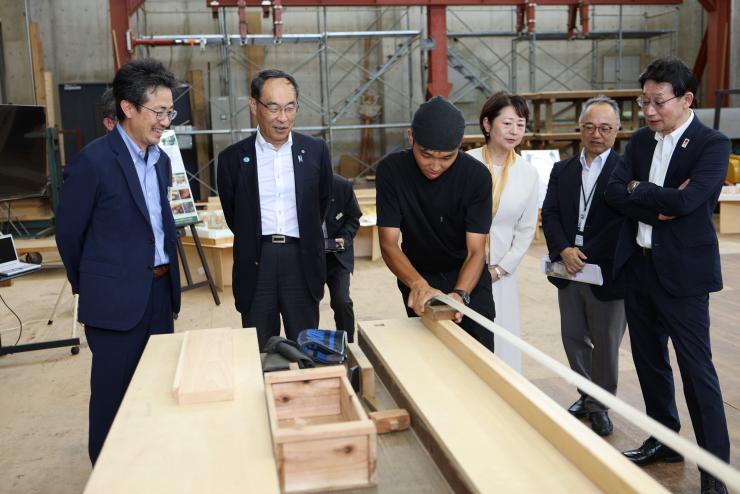 ふれあい訪問でものつくり大学を訪問する知事の写真