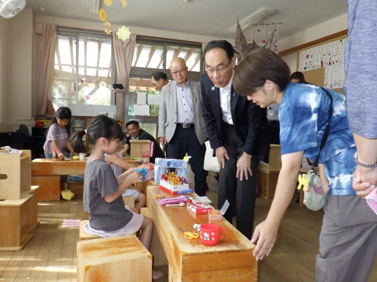 ふれあい訪問でハルムこどもえんを訪問する知事の写真