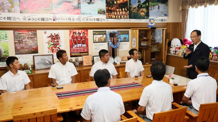 表敬訪問で訪問者と歓談する知事の写真