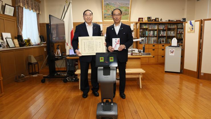 感謝状贈呈式で表彰者と記念写真を撮る知事の写真