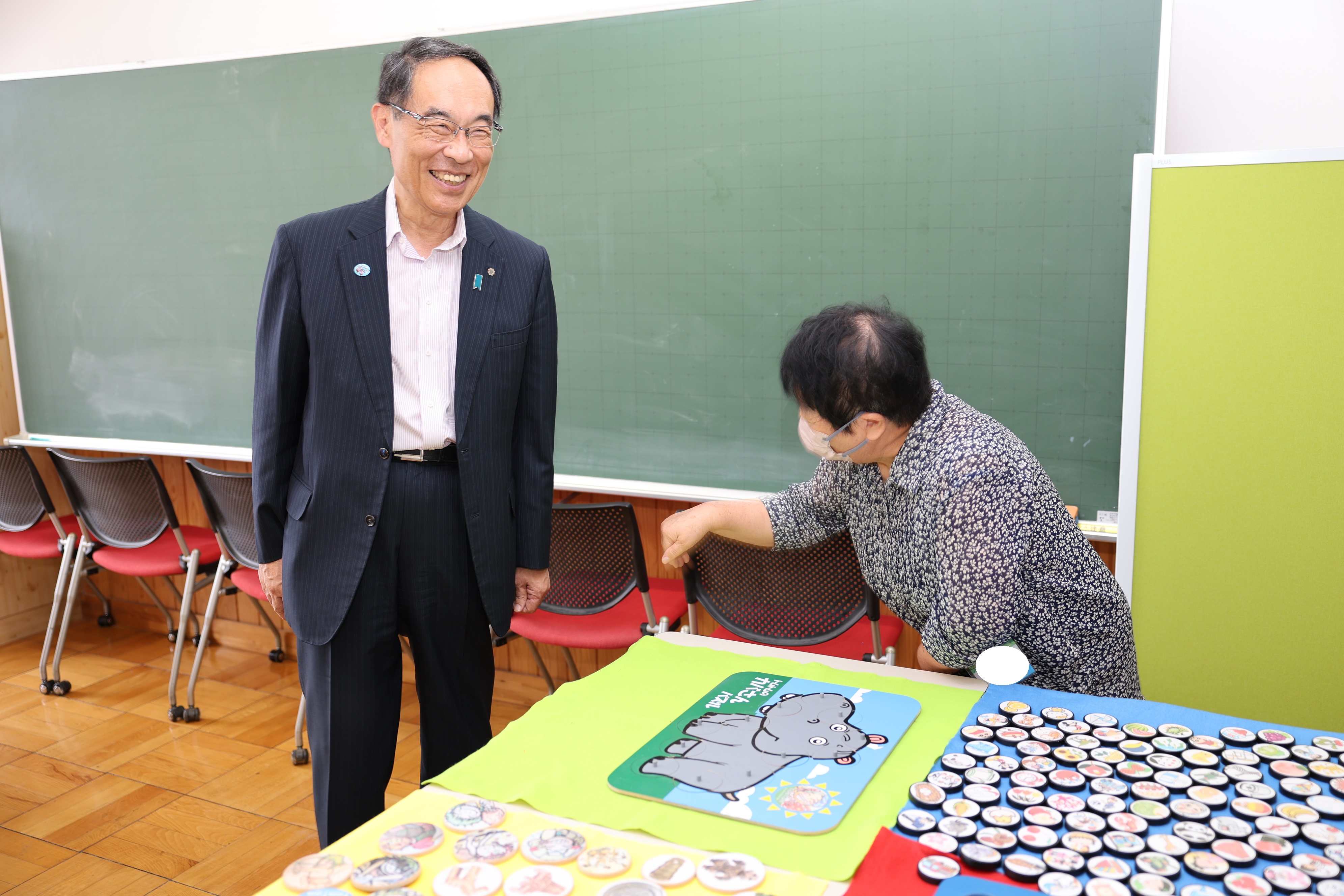 ふれあい訪問で北本市栄市民活動交流センターを訪問する知事の写真