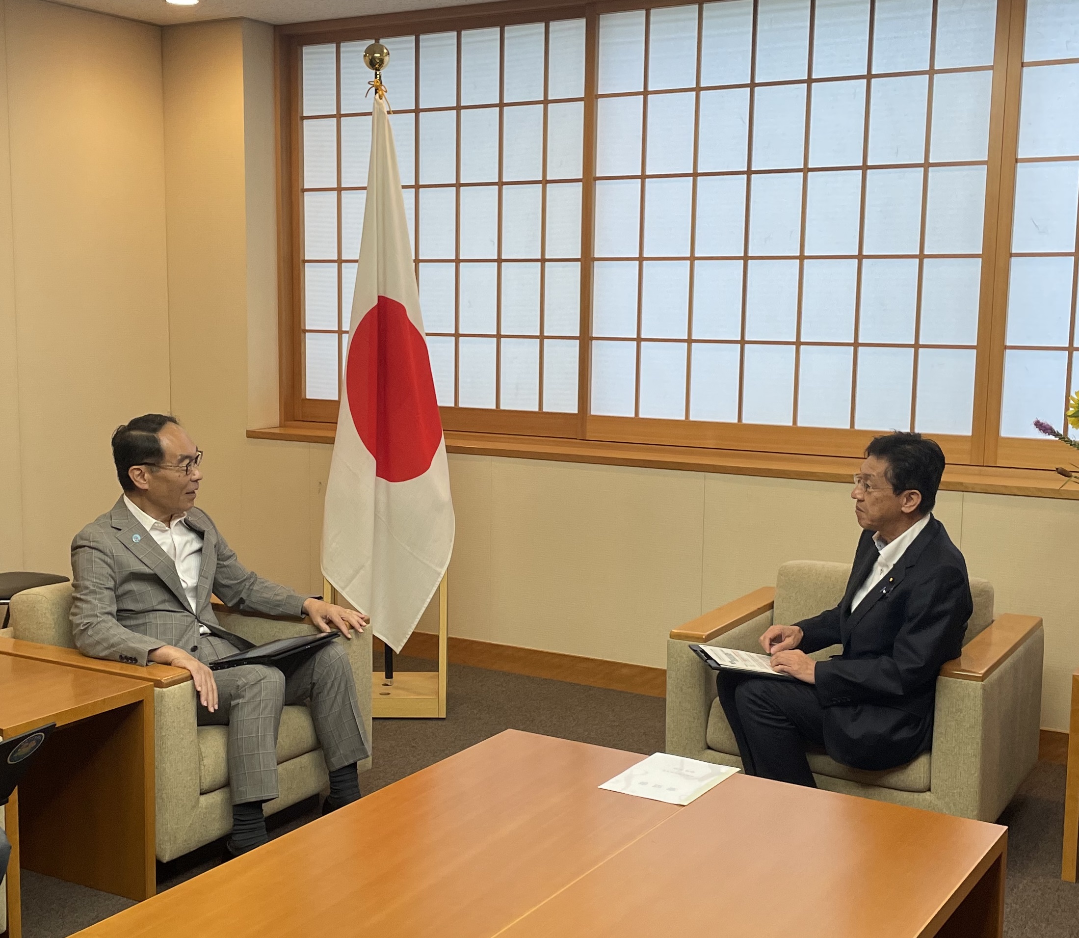 松本尚外務大臣政務官記念写真と会談する知事の写真	