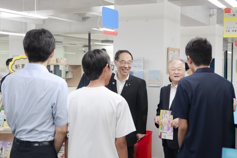 ふれあい訪問で川口市立高等学校を訪れた際の知事の写真