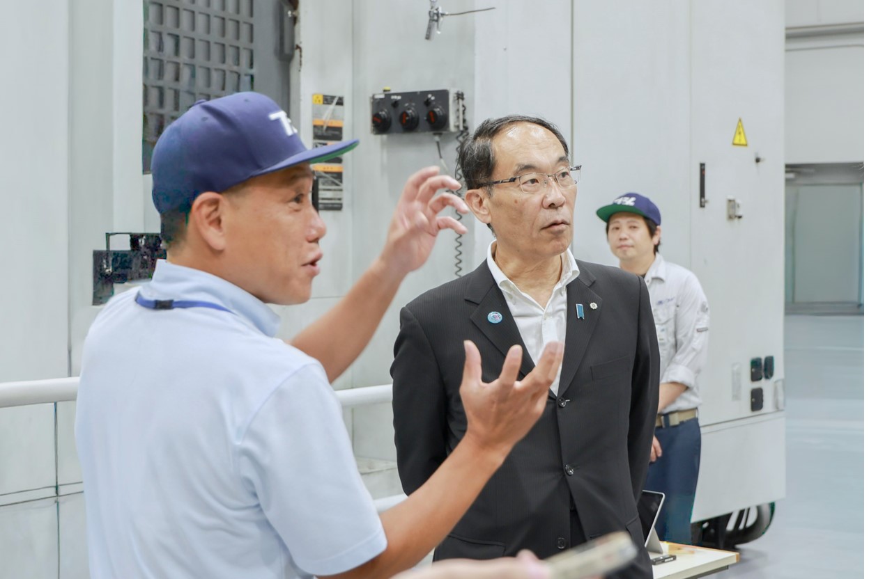 ふれあい訪問で株式会社フジを訪れた際の知事の写真