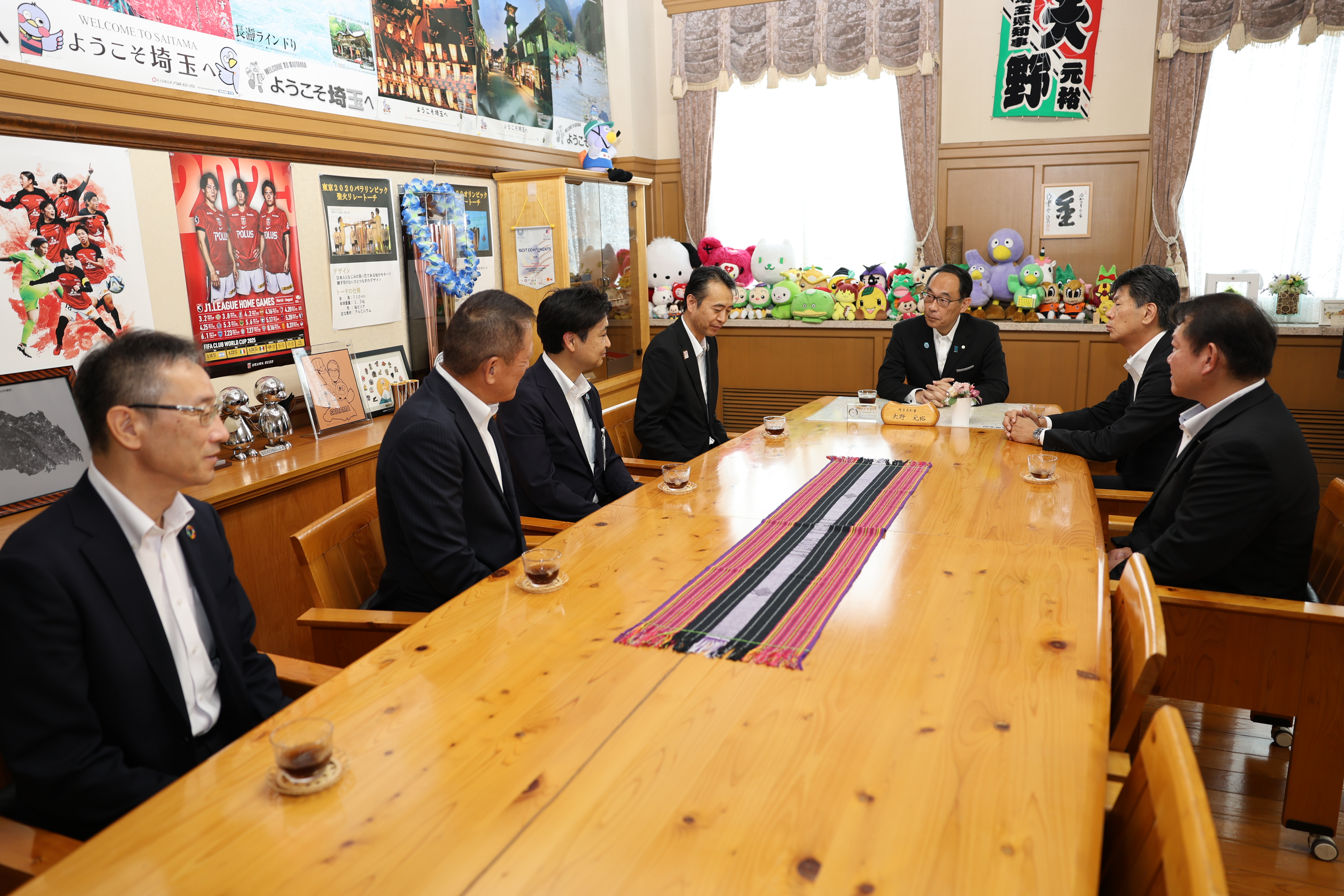 感謝状贈呈式で表彰者と歓談する知事の写真