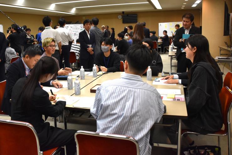 意見交換をしている写真