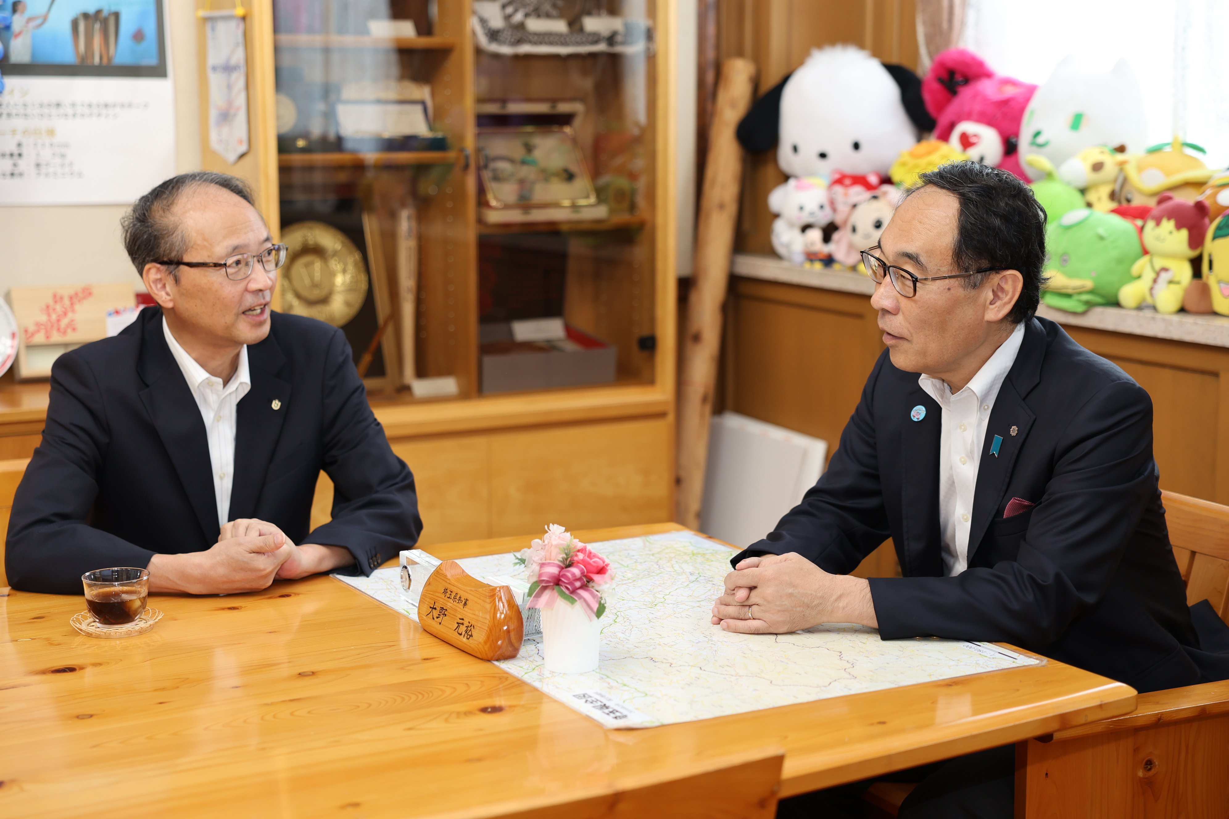 感謝状贈呈式で表彰者と歓談する知事の写真