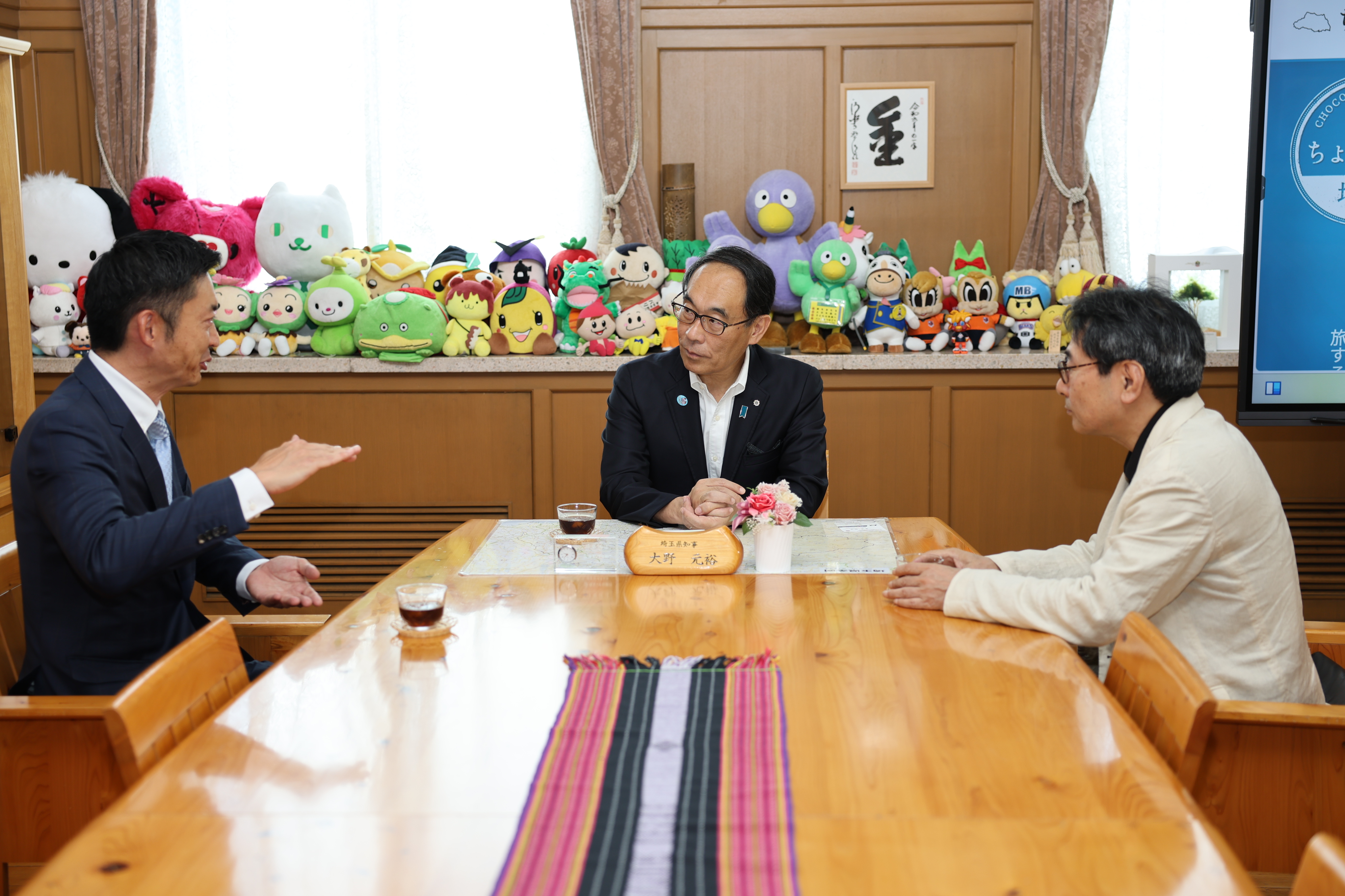 感謝状贈呈式で表彰者と歓談する知事の写真