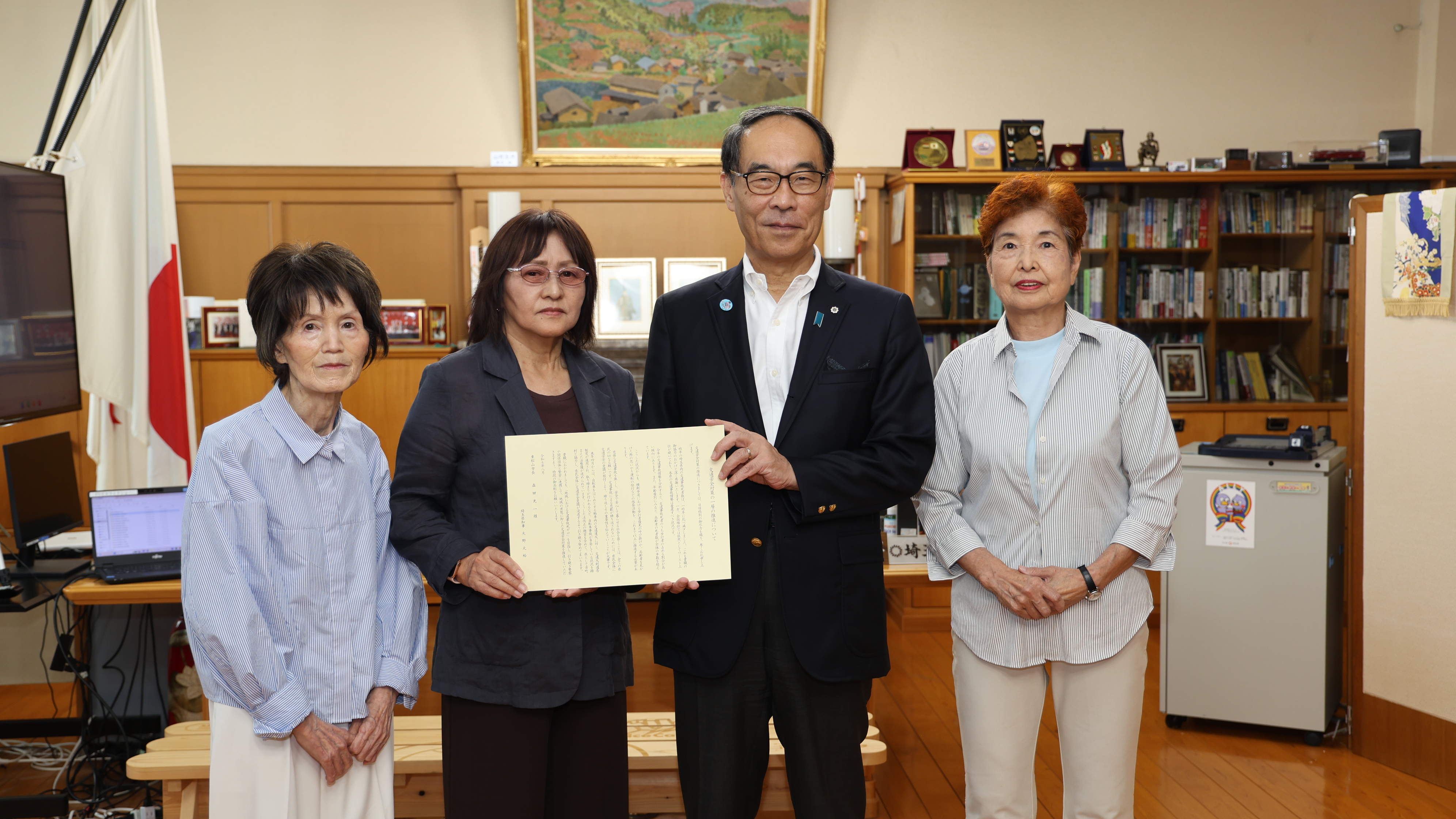 感謝状贈呈式で表彰者と記念写真を撮る知事の写真