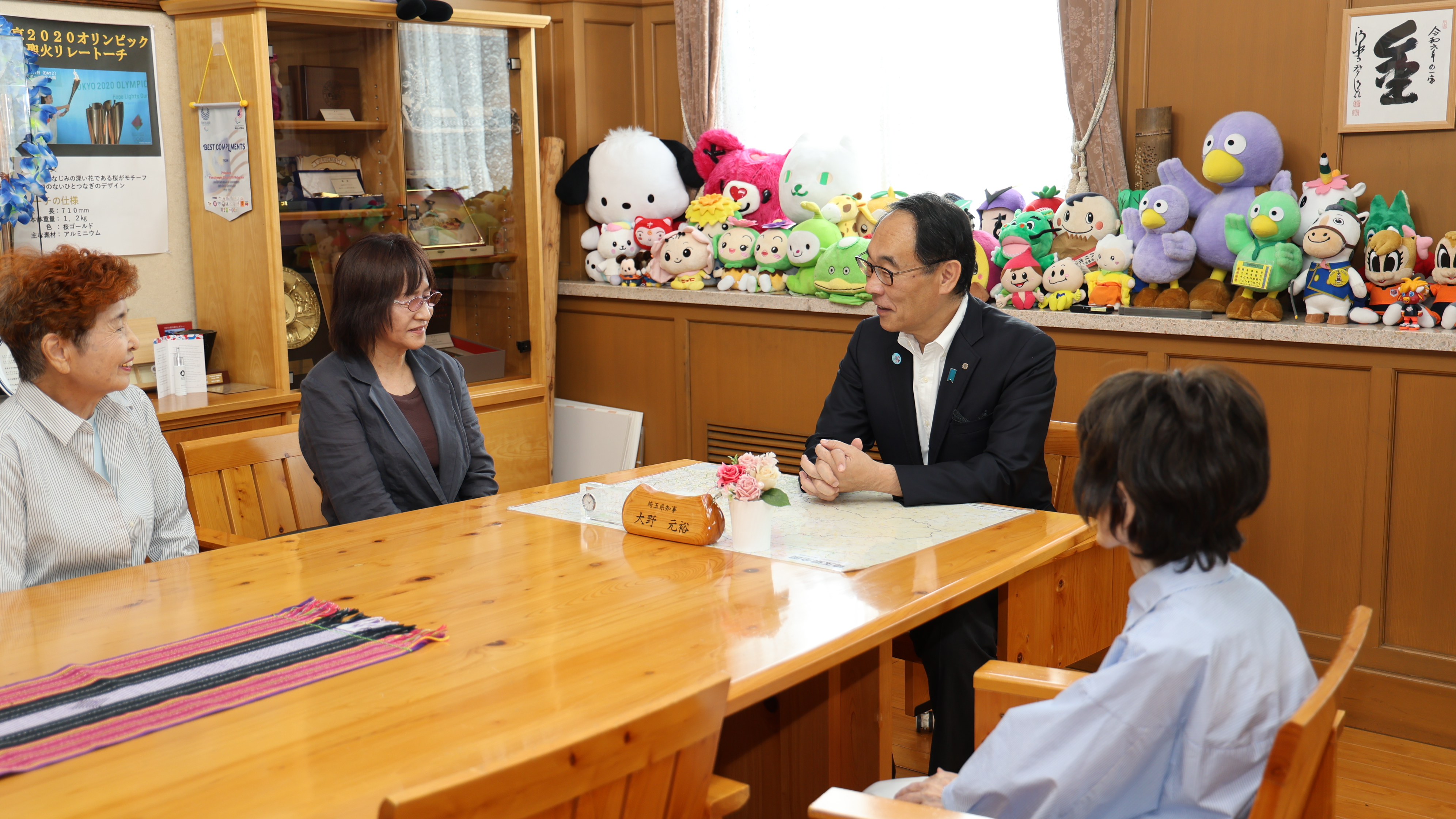 感謝状贈呈式で表彰者と歓談する知事の写真