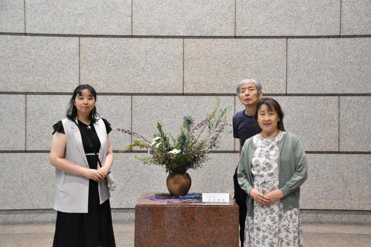 生け花と先生の写真