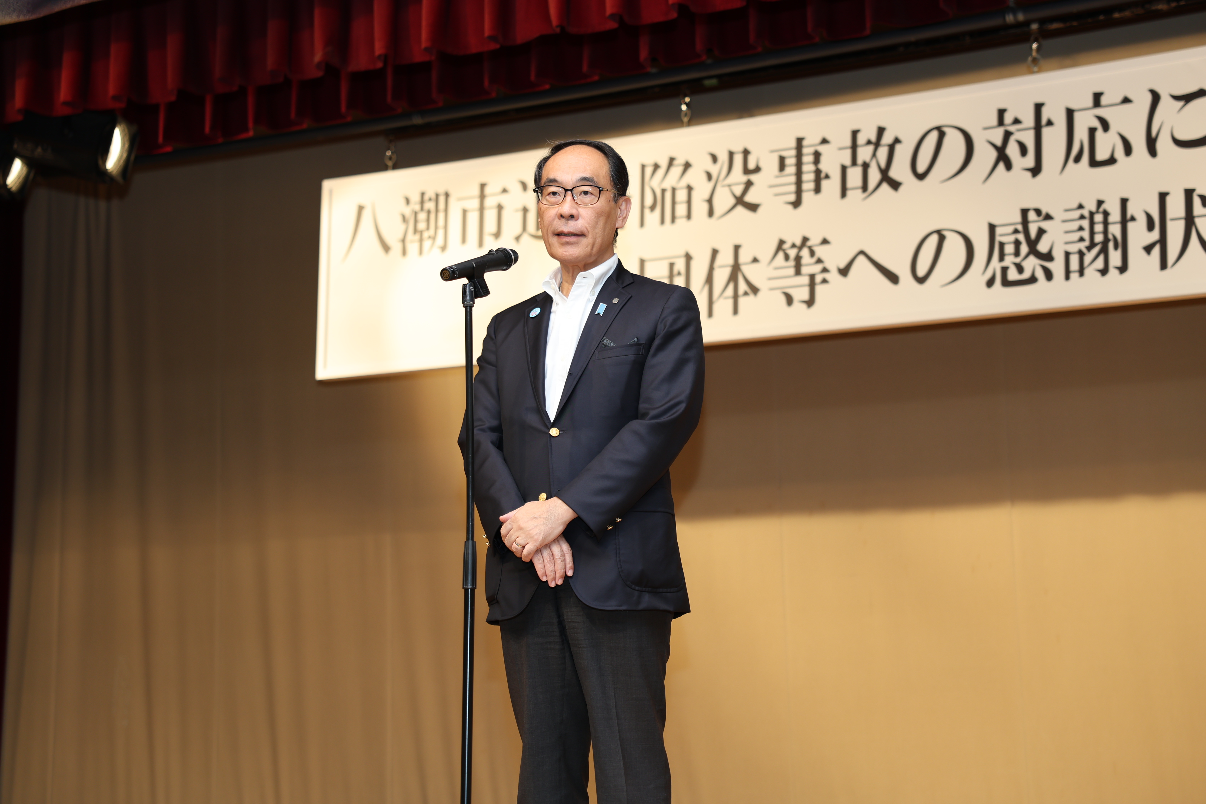 感謝状贈呈式で挨拶をする知事の写真