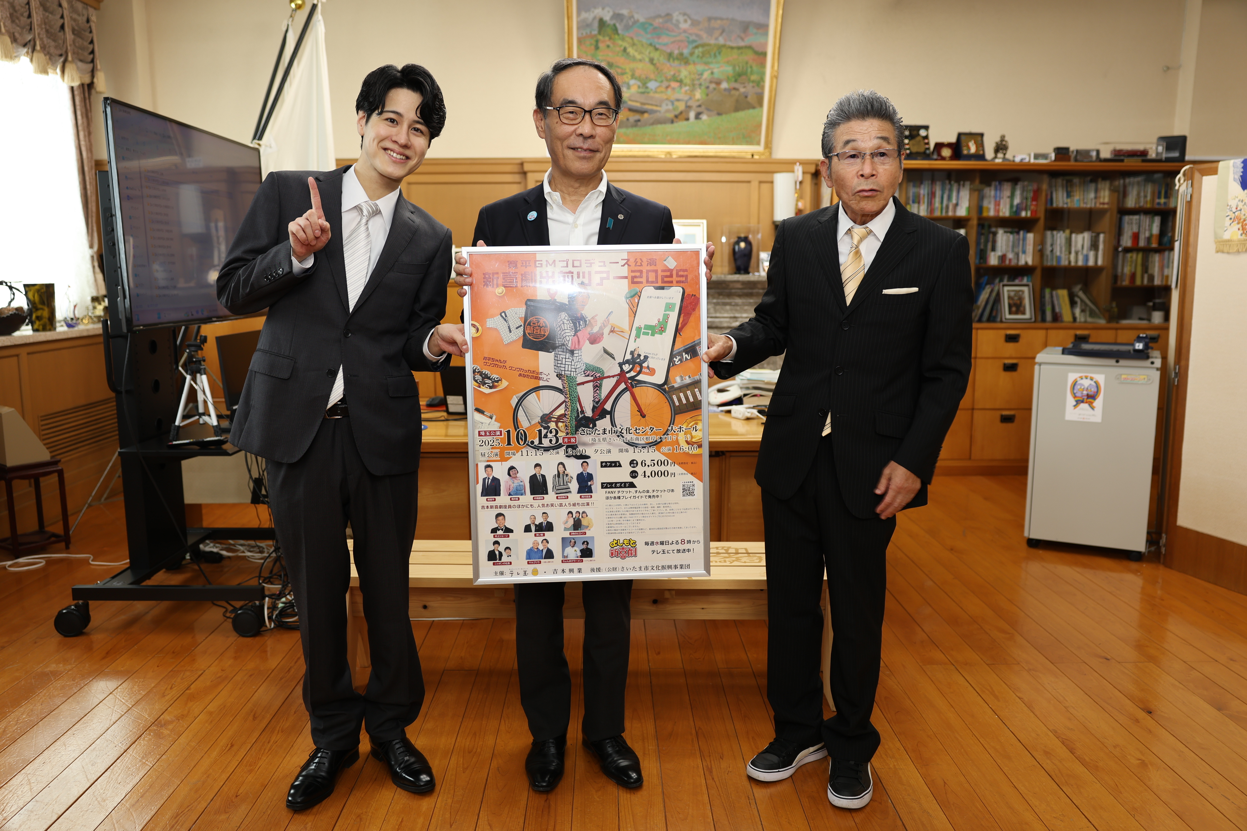 表敬訪問で訪問者と記念写真を撮る知事の写真