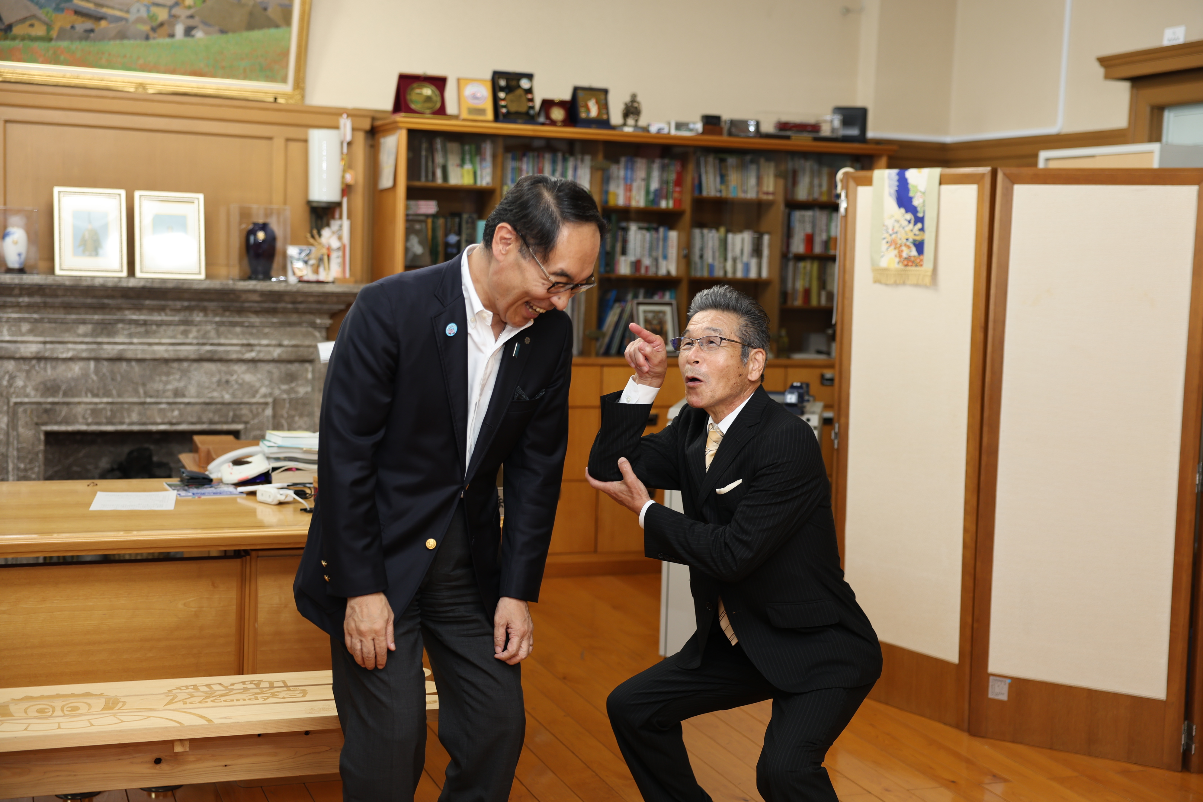 表敬訪問で知事に向かって間寛平さんがポーズを決める写真