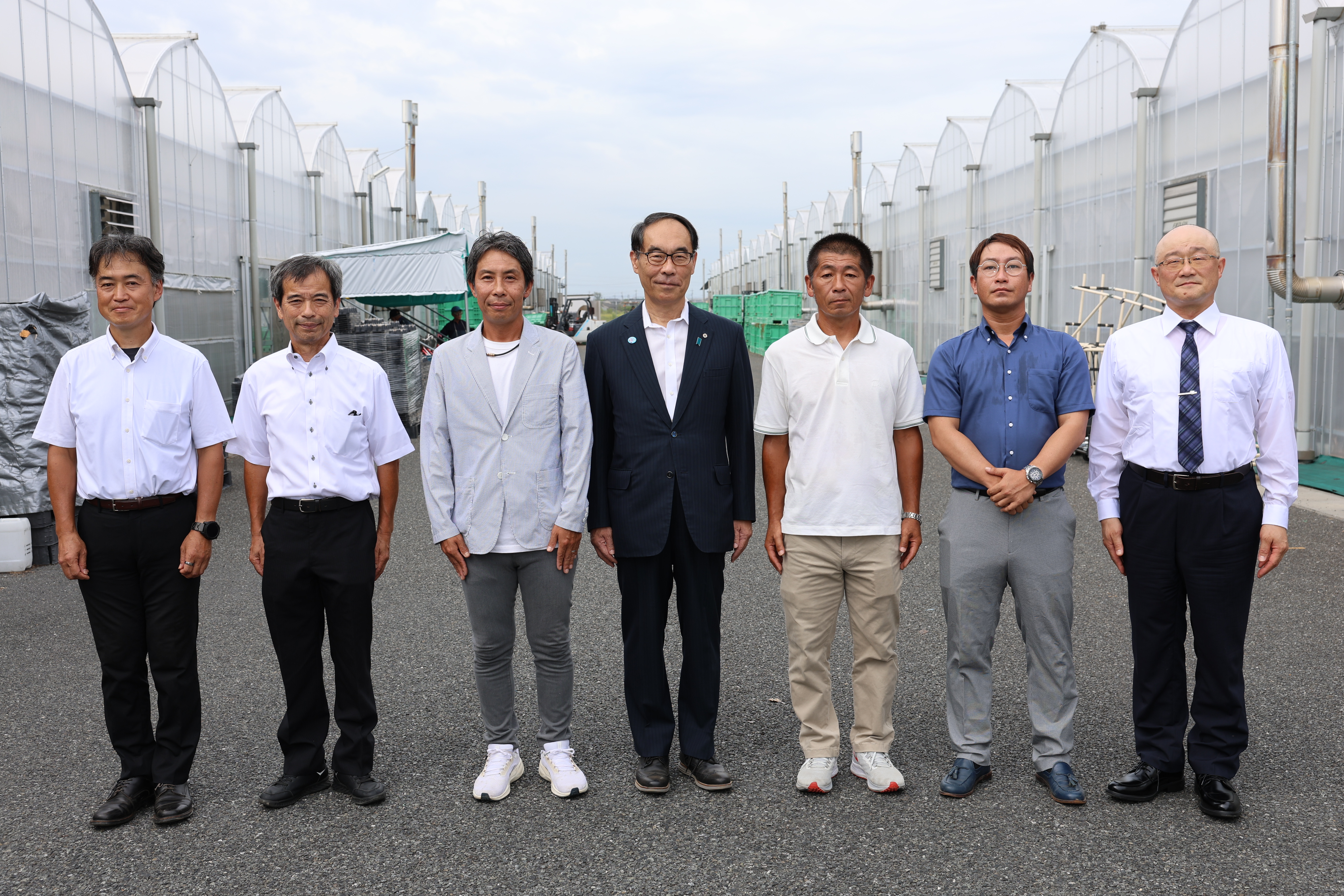 どこでも知事室で生産者の皆さんと記念写真を撮る知事の写真