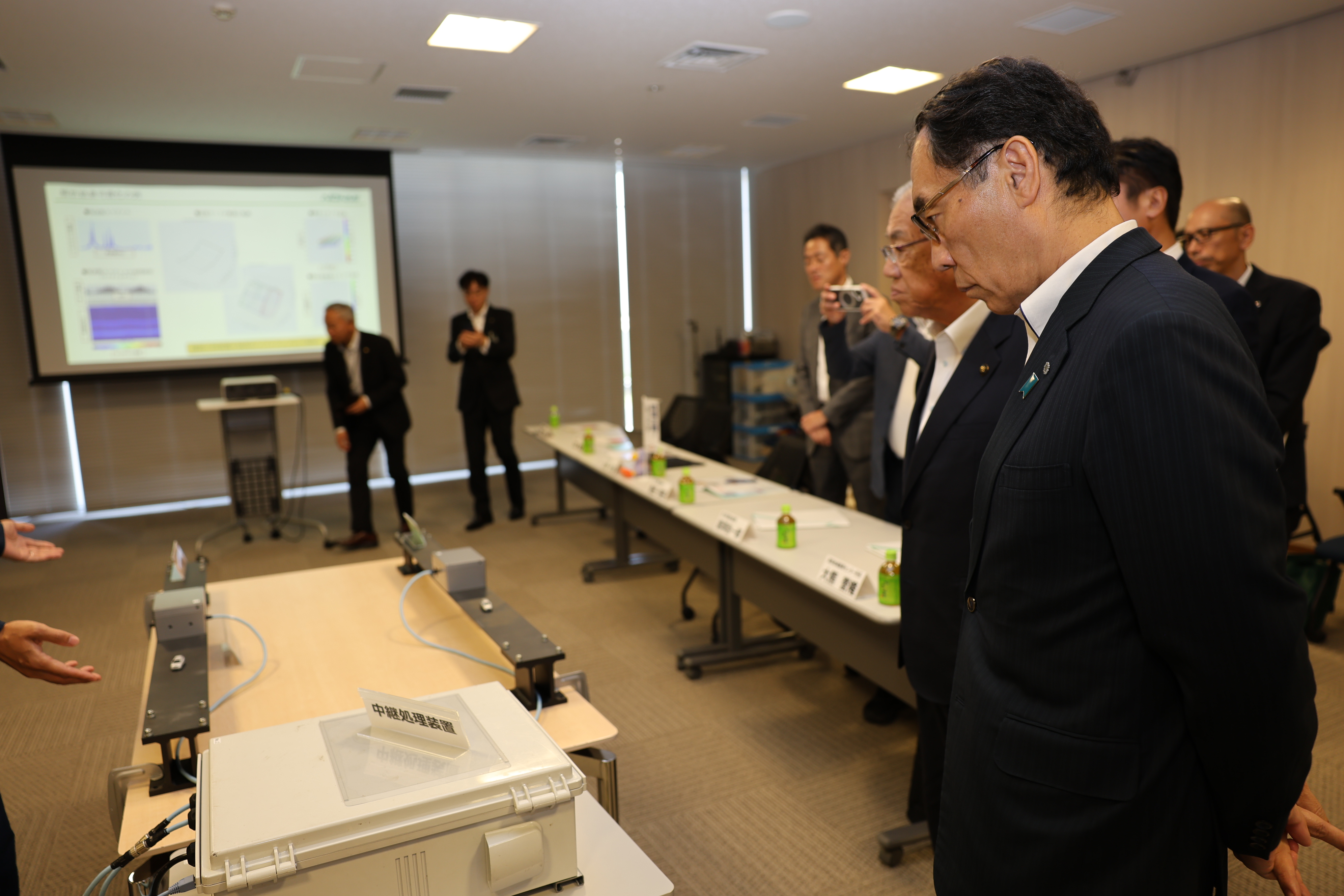 ふれあい訪問で能美防災株式会社 研究開発センターを訪問する知事の写真