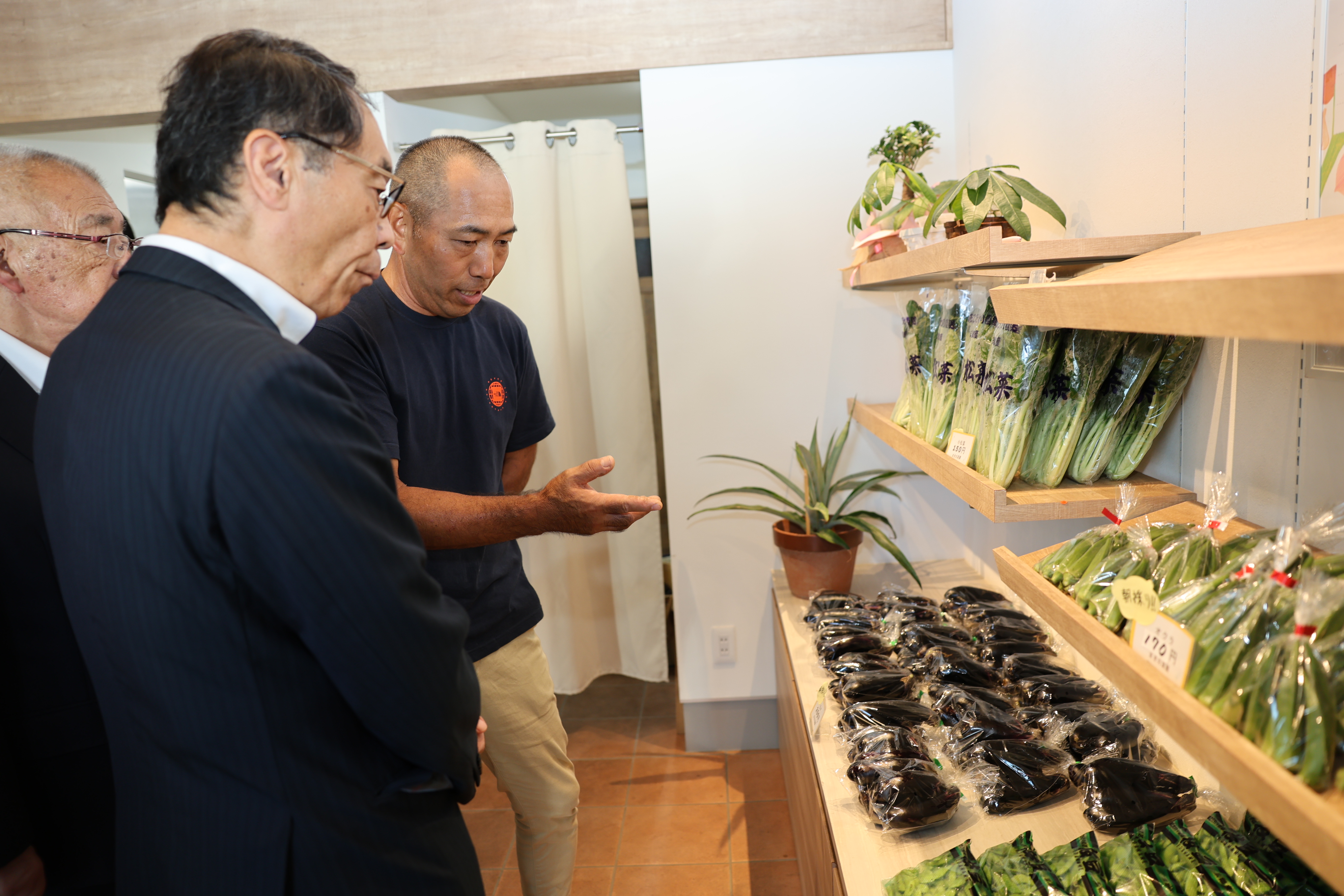 ふれあい訪問で頑張る都市型農業者 まきの菜園＆M's CURRYを訪問する知事の写真