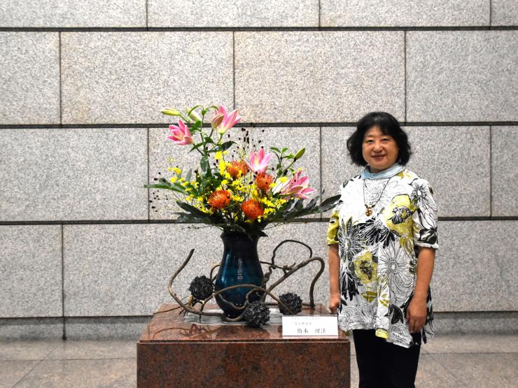 生け花と先生の写真