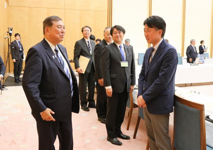 石破総理と言葉を交わす白土議長