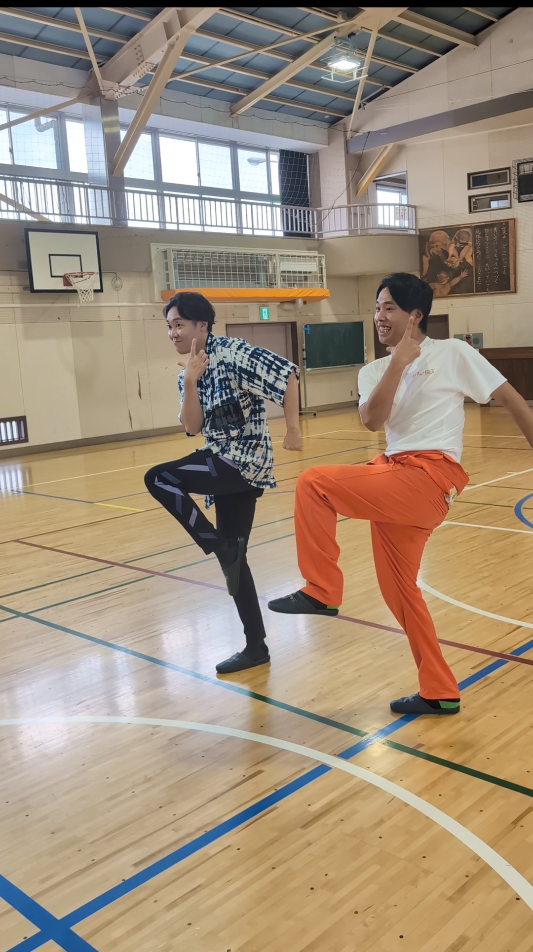 よしお兄さんとカナイがポーズをとっている様子