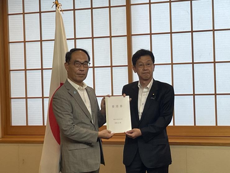 松本尚外務大臣政務官記念写真を撮る知事の写真