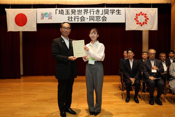 「埼玉親善大使」と記念写真を撮る知事の写真