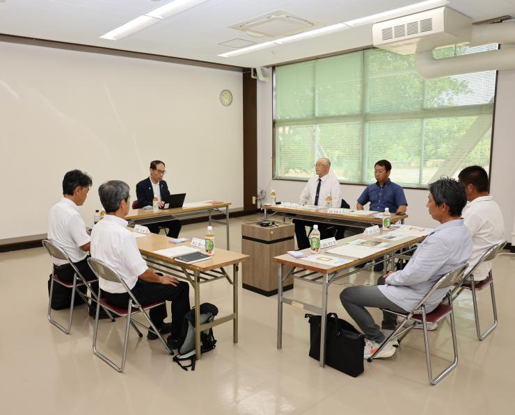 どこでも知事室で生産者の皆さんと意見交換をする知事の写真