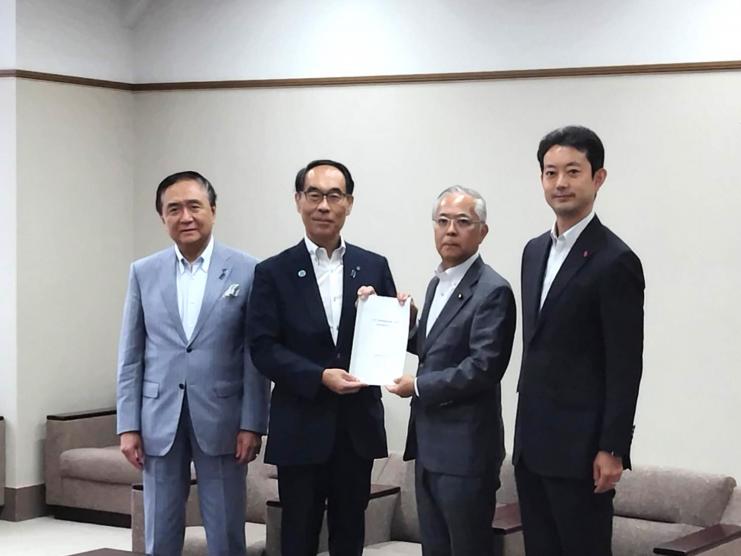 千葉県の熊谷俊人知事、神奈川県の黒岩祐治知事、横山信一財務副大臣と記念写真を撮る知事の写真