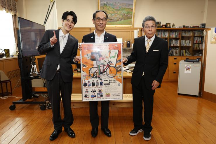 表敬訪問で訪問者と記念写真を撮る知事の写真