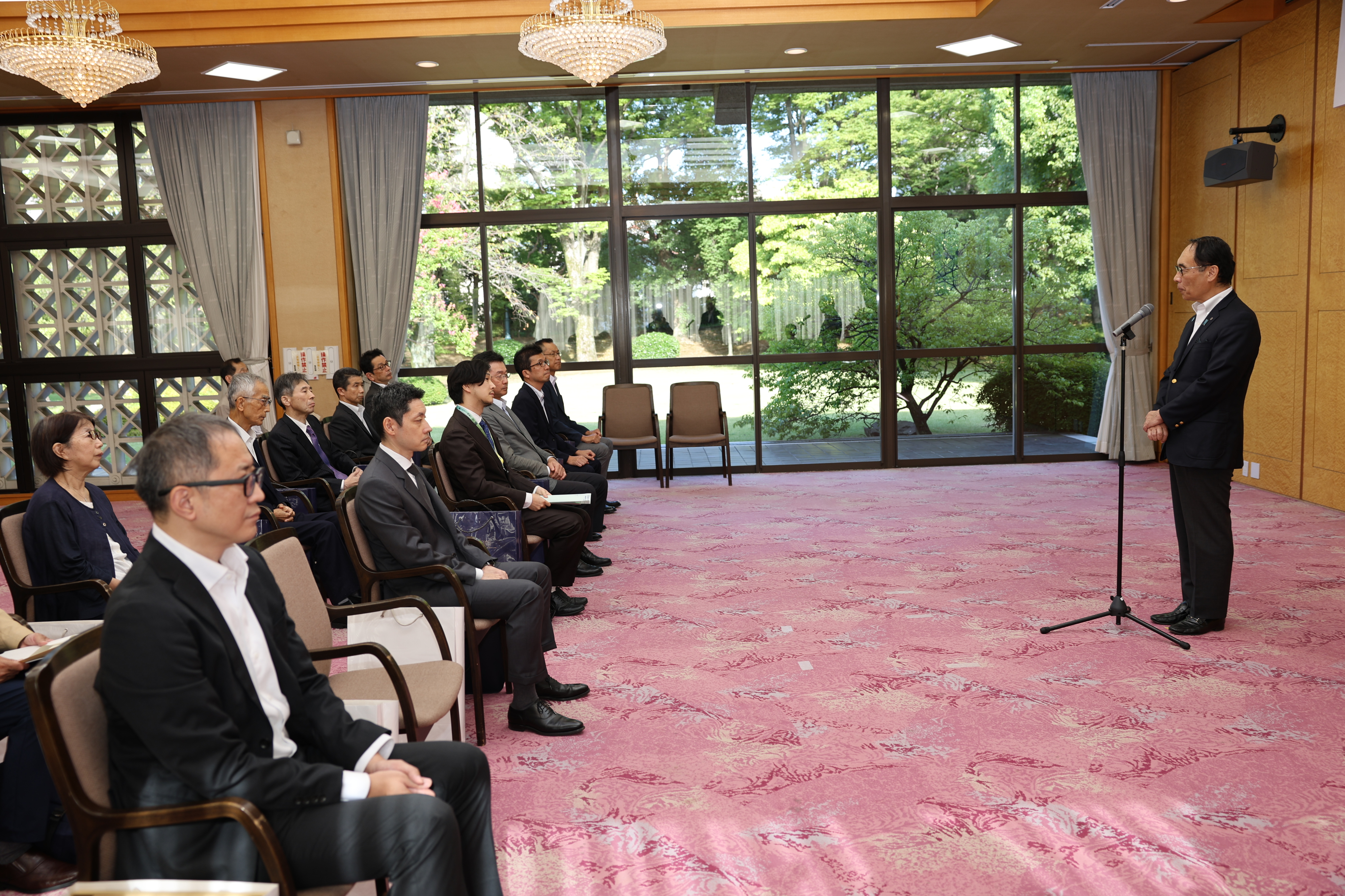 表彰式で表彰者に挨拶をする知事の写真