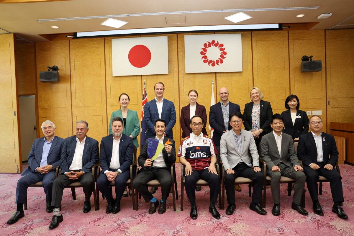 オーストラリア・クイーンズランド州のデービッド・クリサフリ首相兼退役軍人担当大臣閣下と集合写真を撮る知事の写真