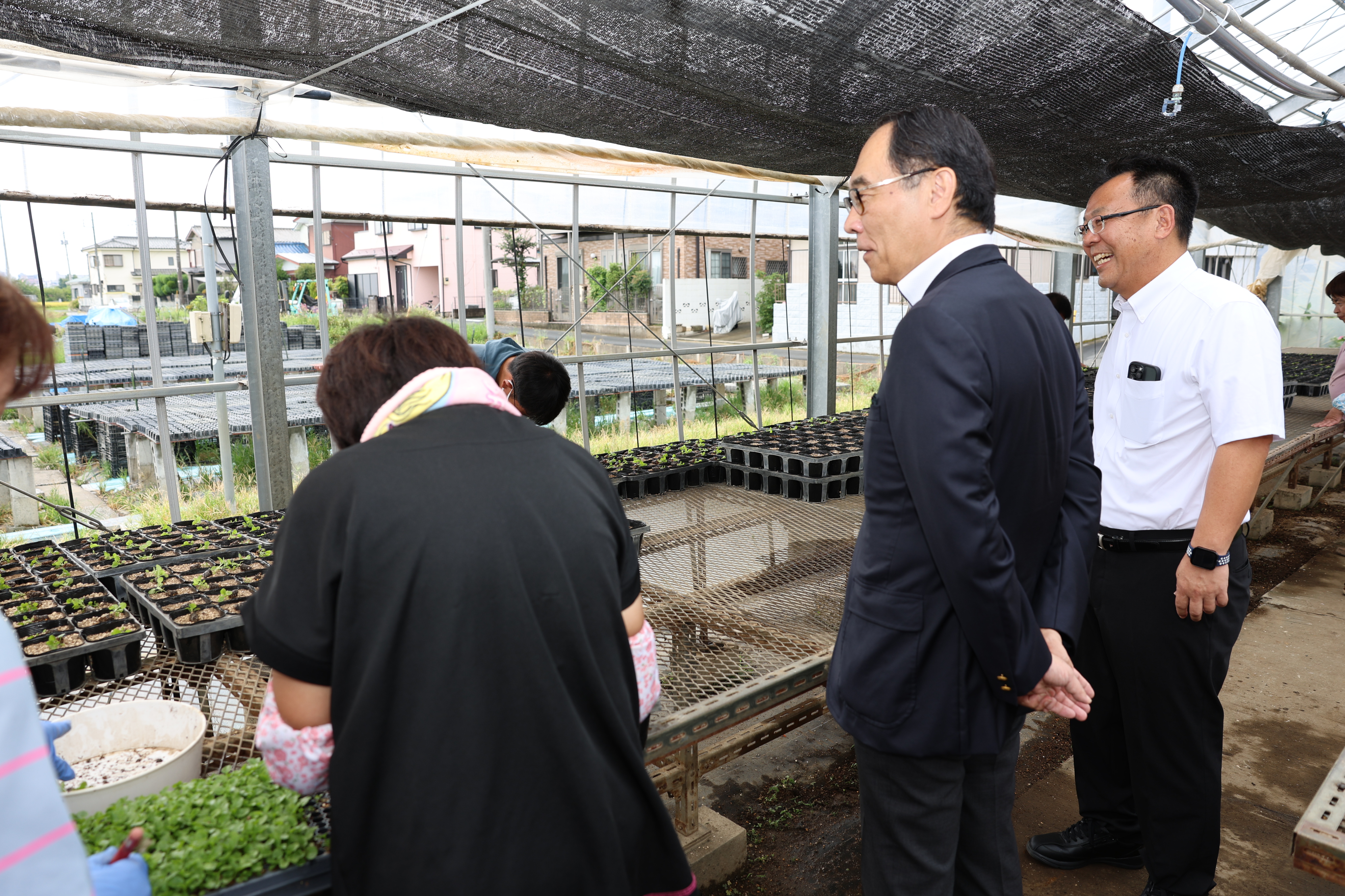 ふれあい訪問で社会福祉法人入間東部福祉会入間東部むさしの作業所を訪問する知事の写真