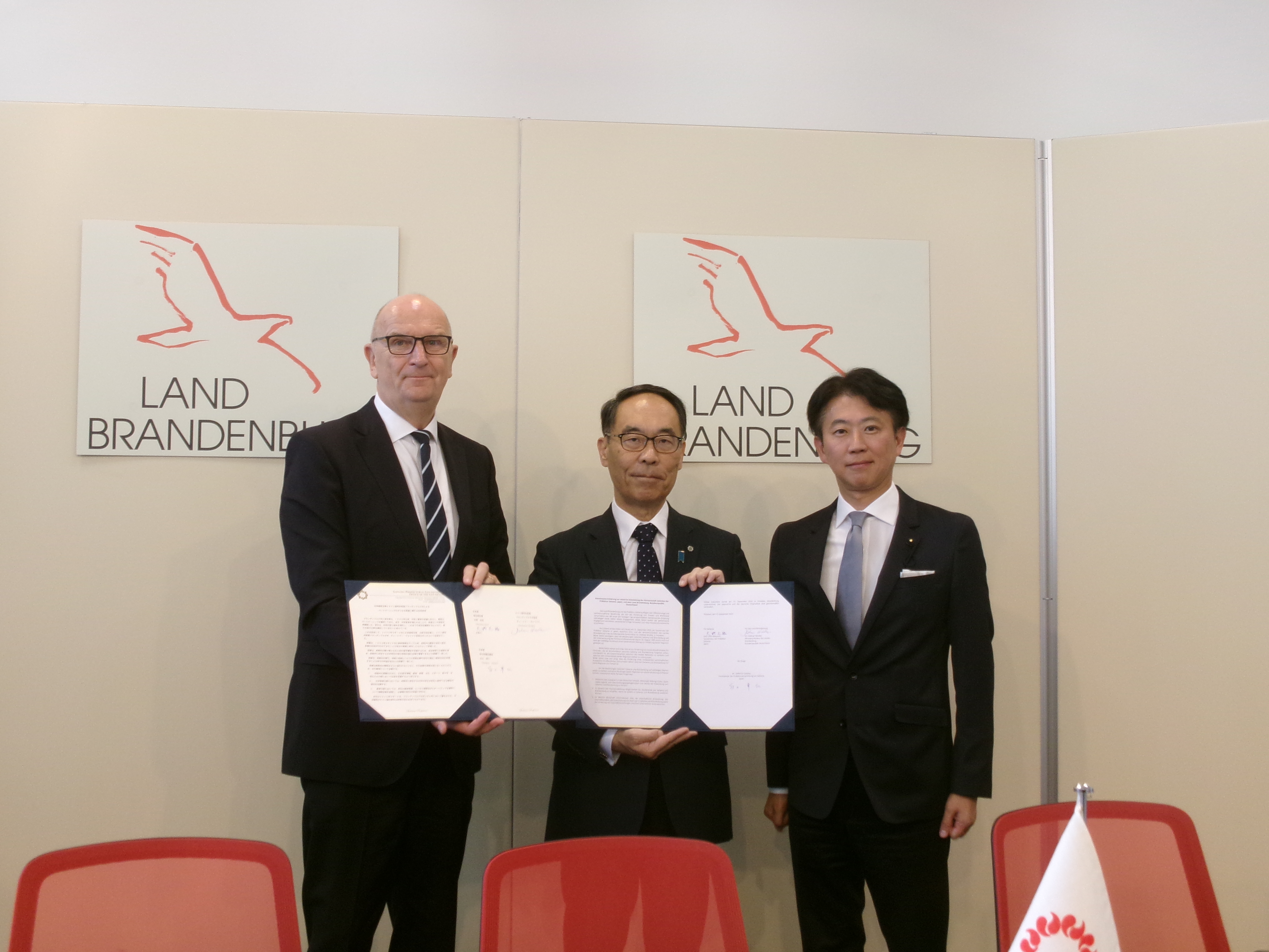 ドイツのブランデンブルグ州首相と記念写真を撮る知事の写真