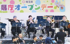 埼玉県警察音楽隊オープニングステージの写真