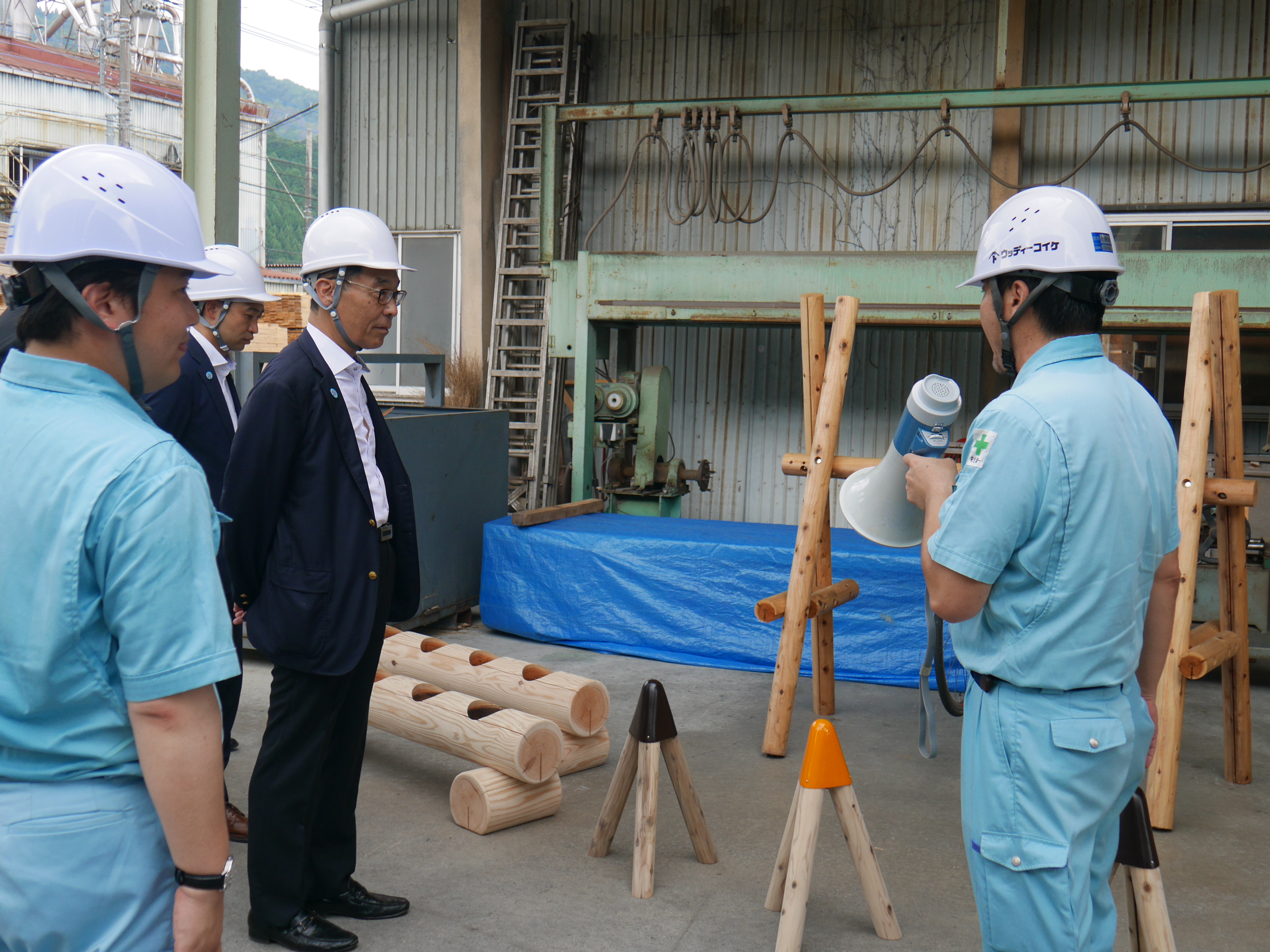 ふれあい訪問で株式会社ウッディーコイケを訪問する知事の写真