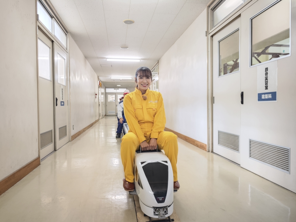 スペーシアXのミニ電車に乗る才木玲佳