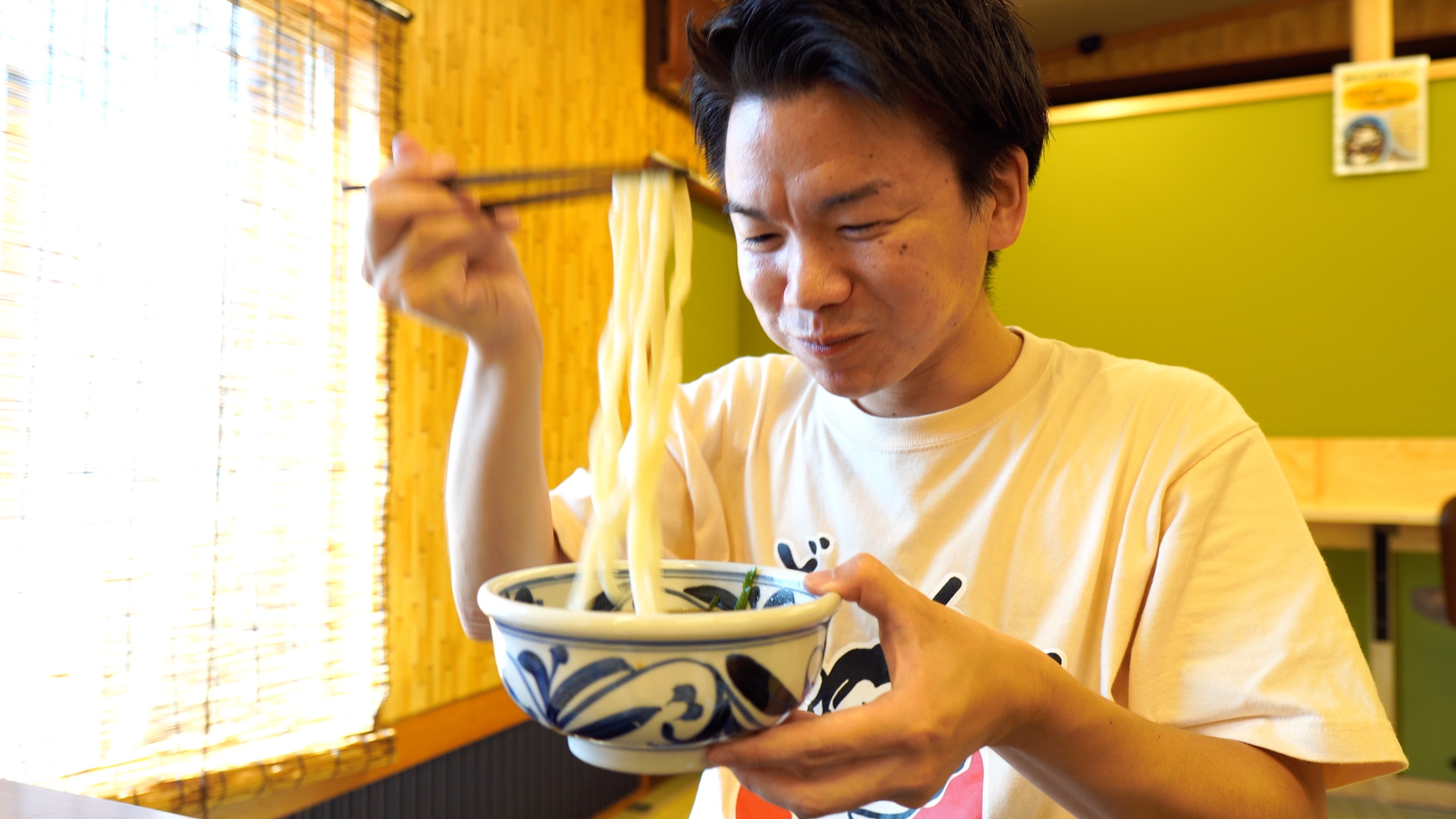 武正倫さんがうどんを食べている様子