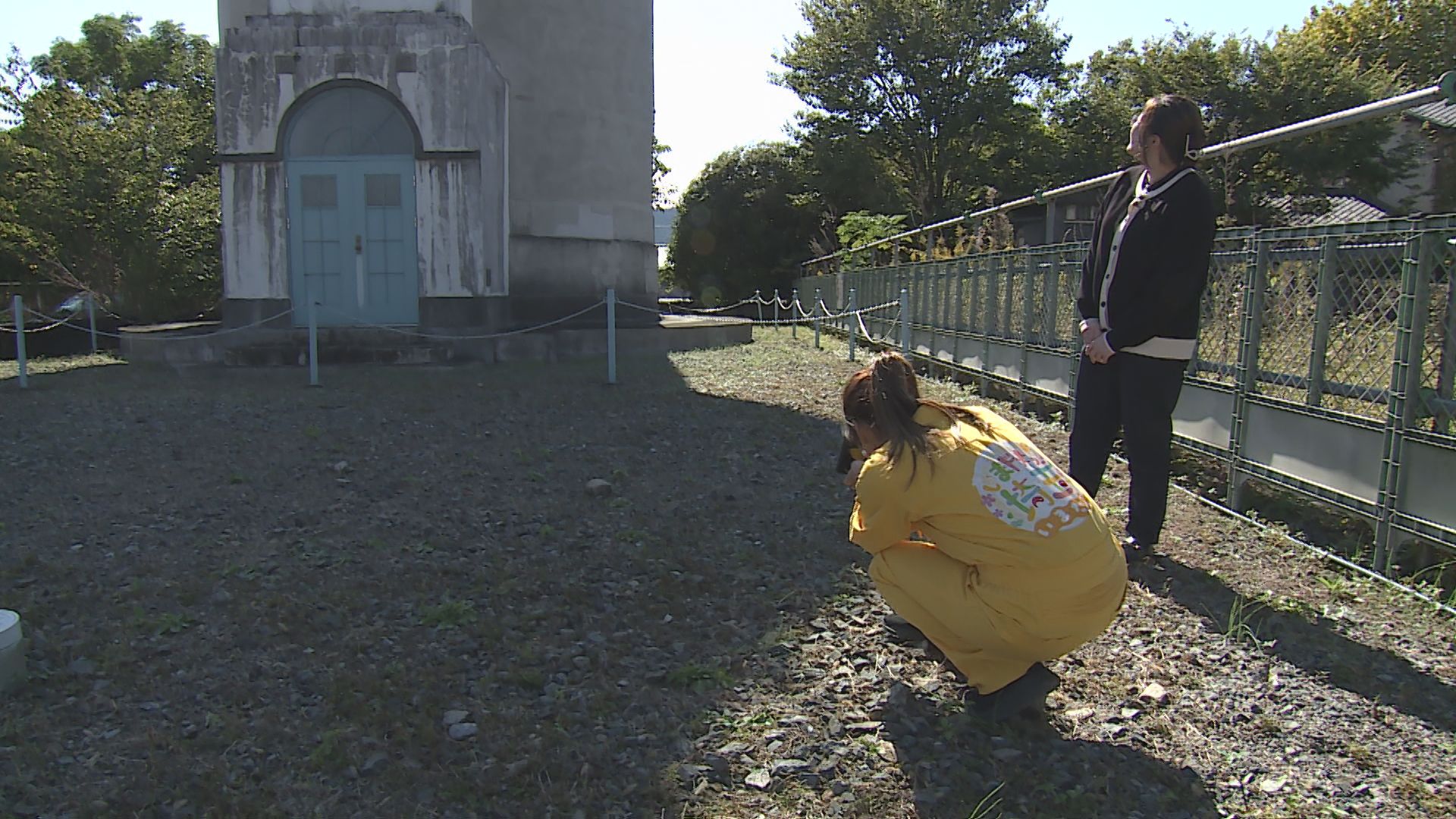 児玉町旧配水塔で写真を撮る才木玲佳と職員