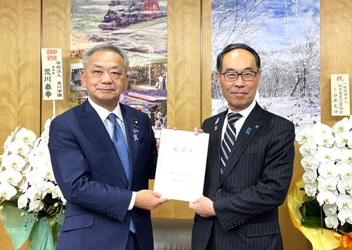 大野知事から高橋総務副大臣への要望書手交時の写真