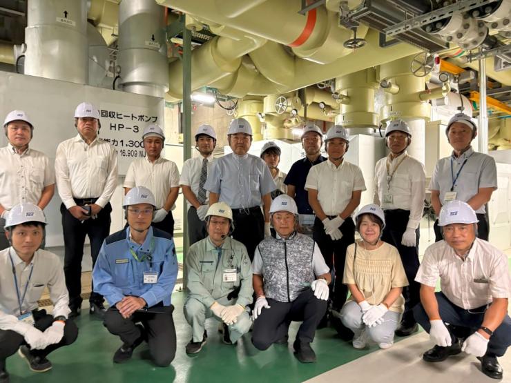 後楽ポンプ所にて議員とスタッフの集合写真