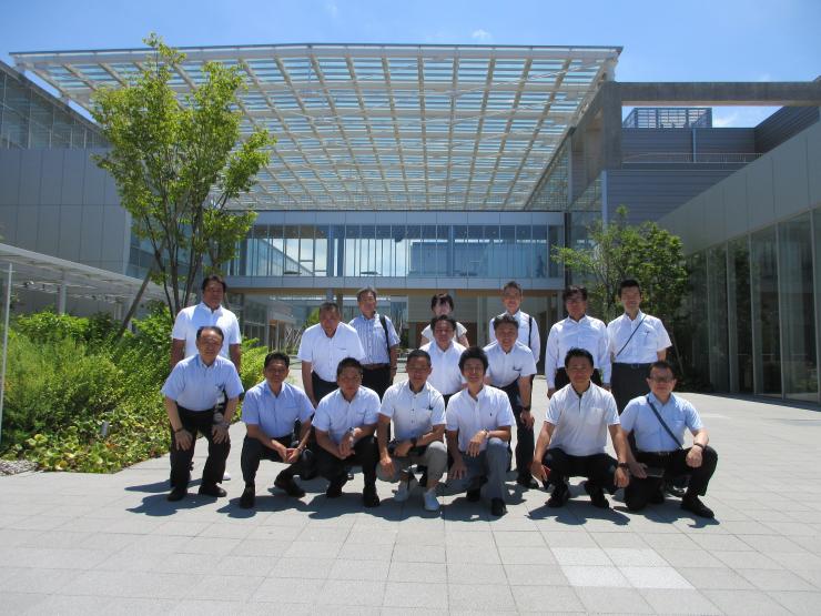 金沢美術工芸大学にて議員とスタッフの集合写真