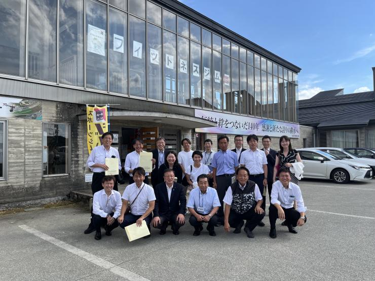 ジムコミ（旧金山町立明安小学校）にて議員とスタッフの集合写真