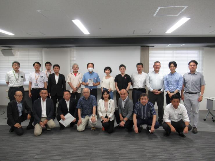 福井大学子どものこころの発達研究センターにて議員とスタッフの集合写真