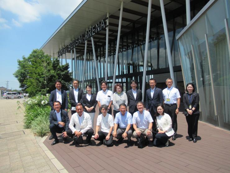 かみす防災アリーナにて議員とスタッフの集合写真
