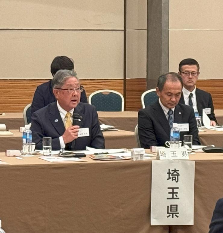 説明を行う飯塚副議長