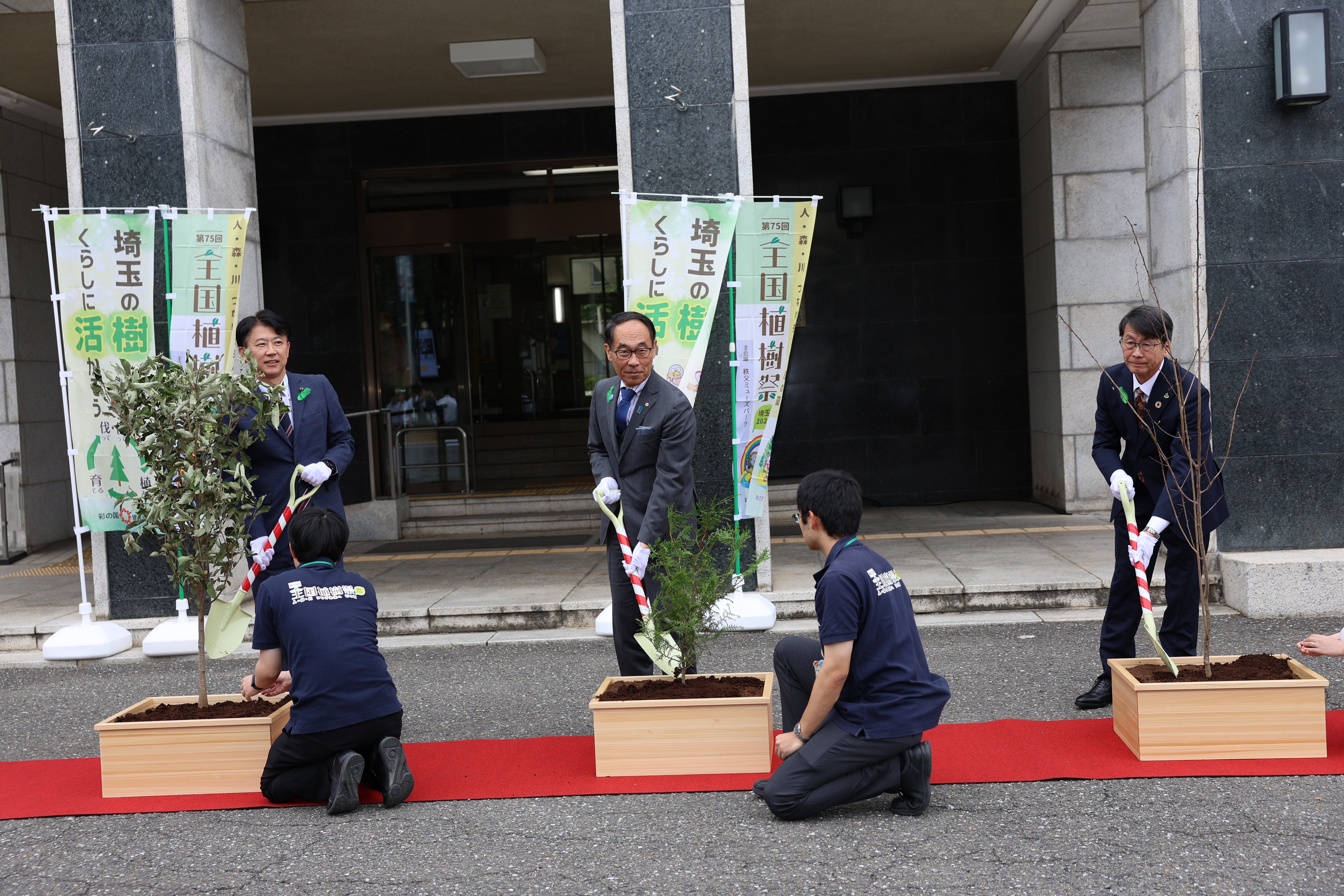 全国植樹祭植樹式で関係者らと苗木を植える知事の写真