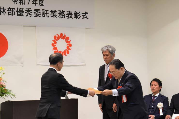 表彰状授与(松澤農林部副部長(左)と株式会社坂田測量設計事務所坂田代表取締役(右))